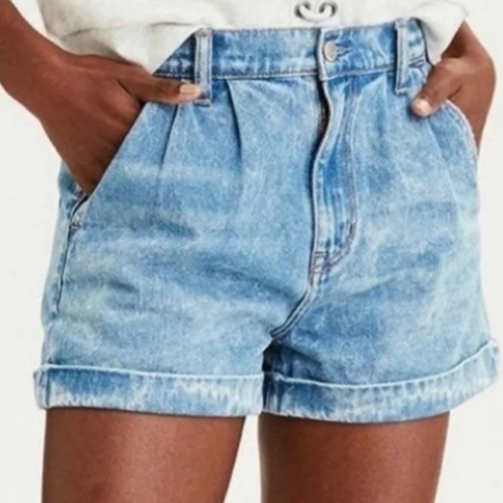 American Eagle high-rise mom denim shorts size 4